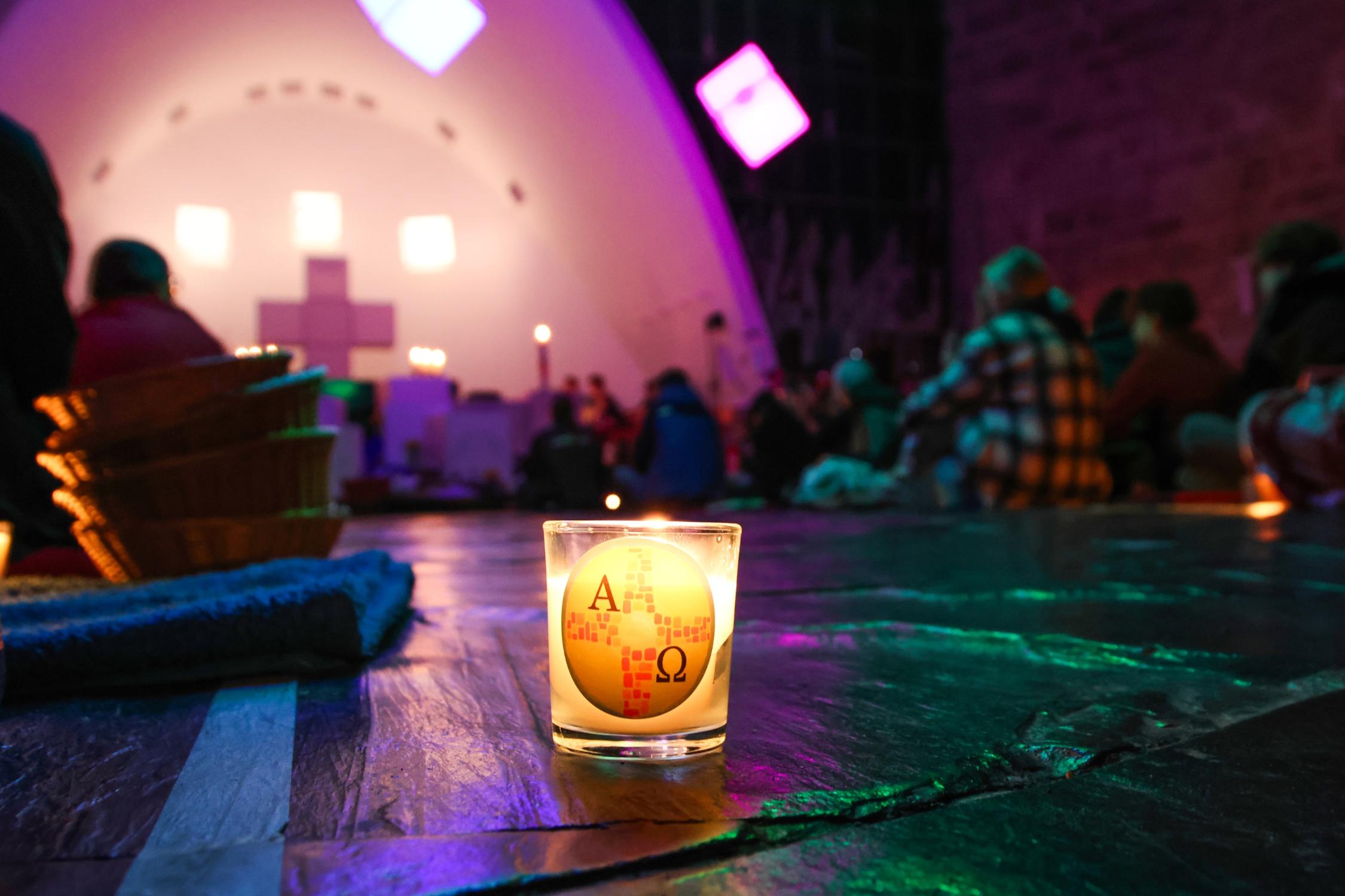 Osternacht im Jugendhaus Burg Feuerstein, 2024. Motto: Du bist da.