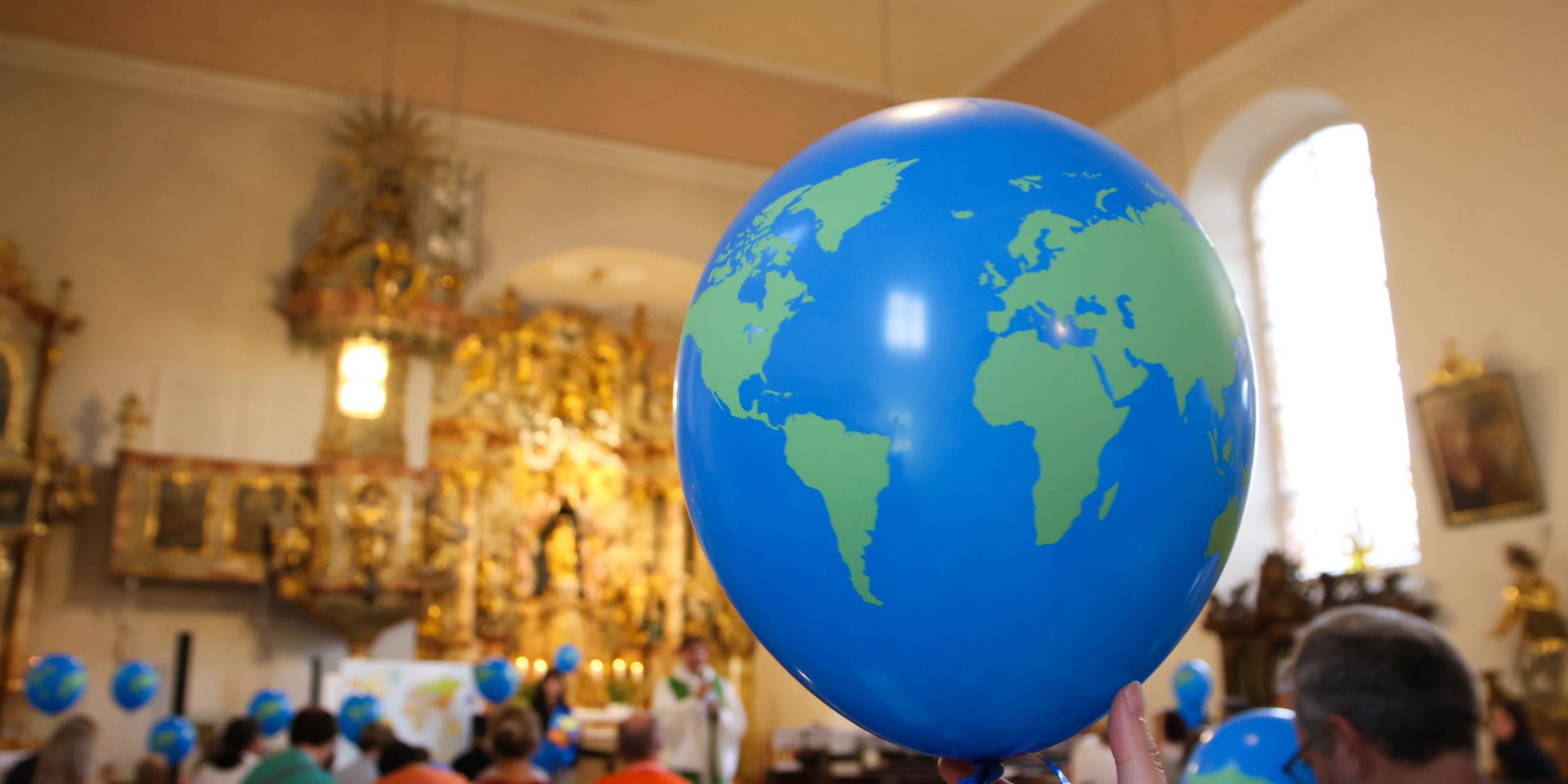 Buchbarer Jugendgottesdienst 'We are the World' in Thüngfeld mit Diözesanjugendpfarrer Gerd Richard Neumeier.