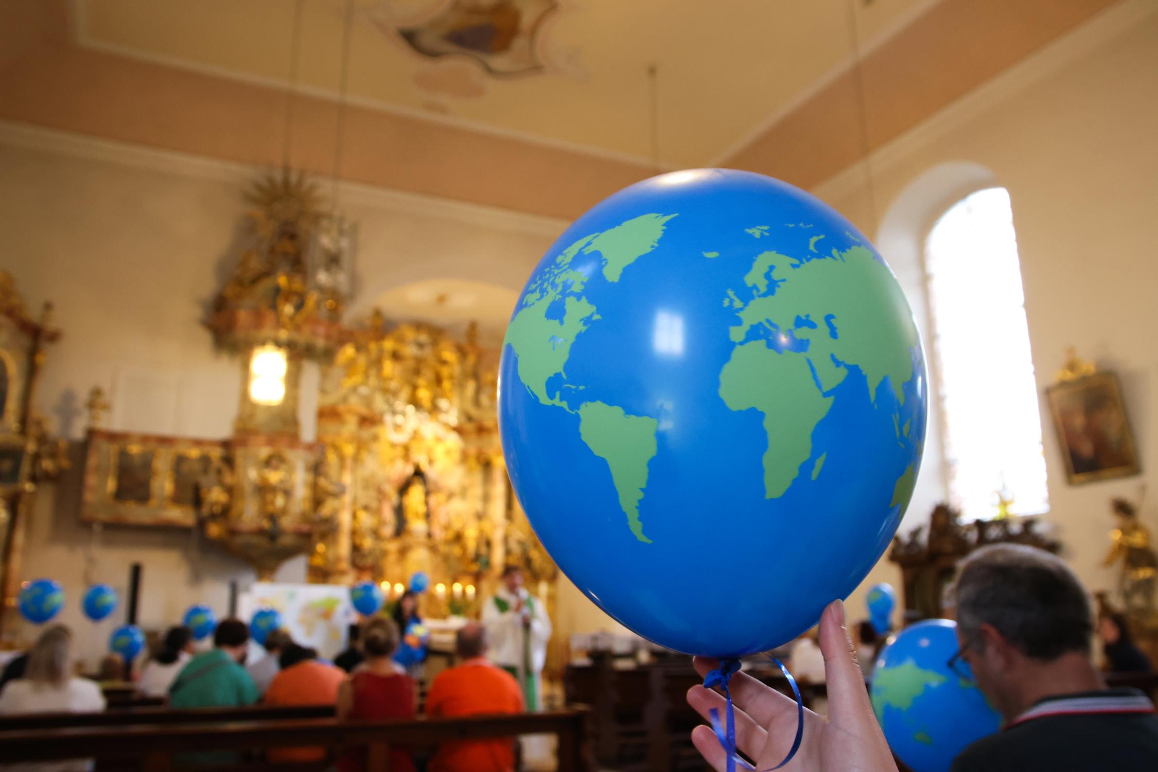 Buchbarer Jugendgottesdienst 'We are the World' in Thüngfeld mit Diözesanjugendpfarrer Gerd Richard Neumeier.