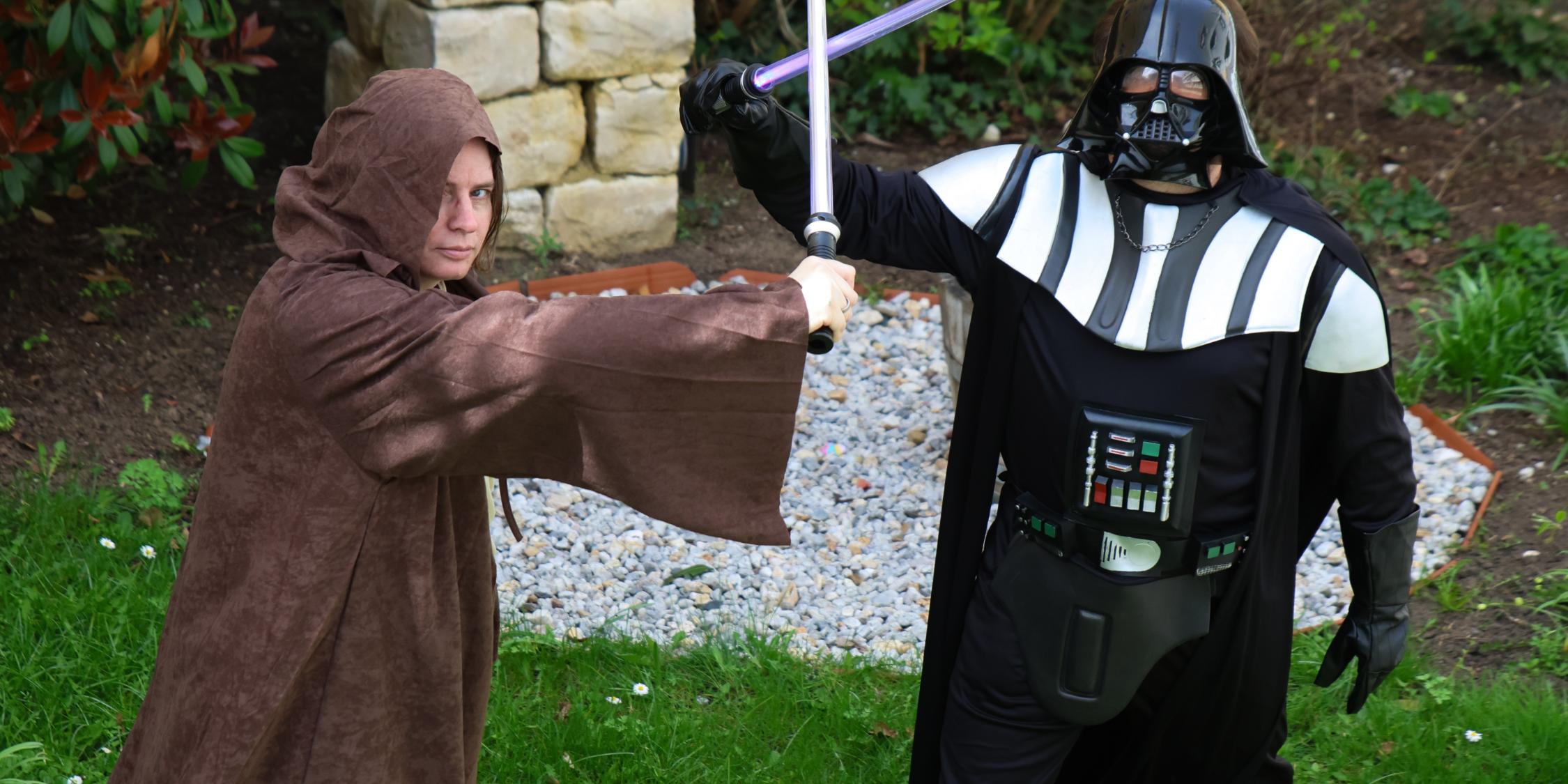 Die Kostüme für den Star-Wars-Gottesdienst am 18. April 2026 sind im Jugendamt der Erzdiözese Bamberg angekommen - Jedi-Ritter können also mit Laserschwertern gegen Darth Vader kämpfen. Anja Baumer-Löw (links) bereitet den Gottesdienst mit vor.