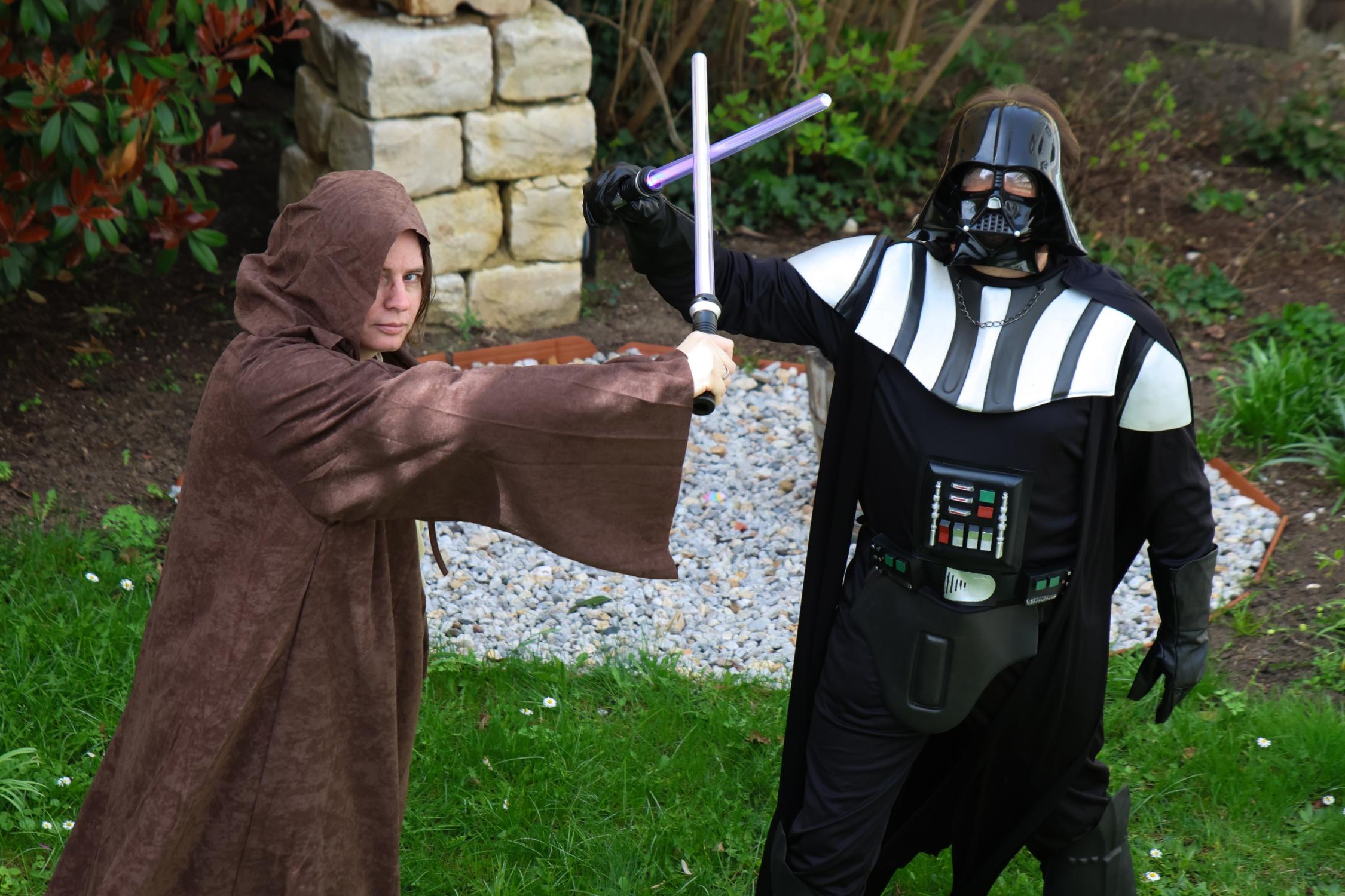 Die Kostüme für den Star-Wars-Gottesdienst am 18. April 2026 sind im Jugendamt der Erzdiözese Bamberg angekommen - Jedi-Ritter können also mit Laserschwertern gegen Darth Vader kämpfen. Anja Baumer-Löw (links) bereitet den Gottesdienst mit vor.