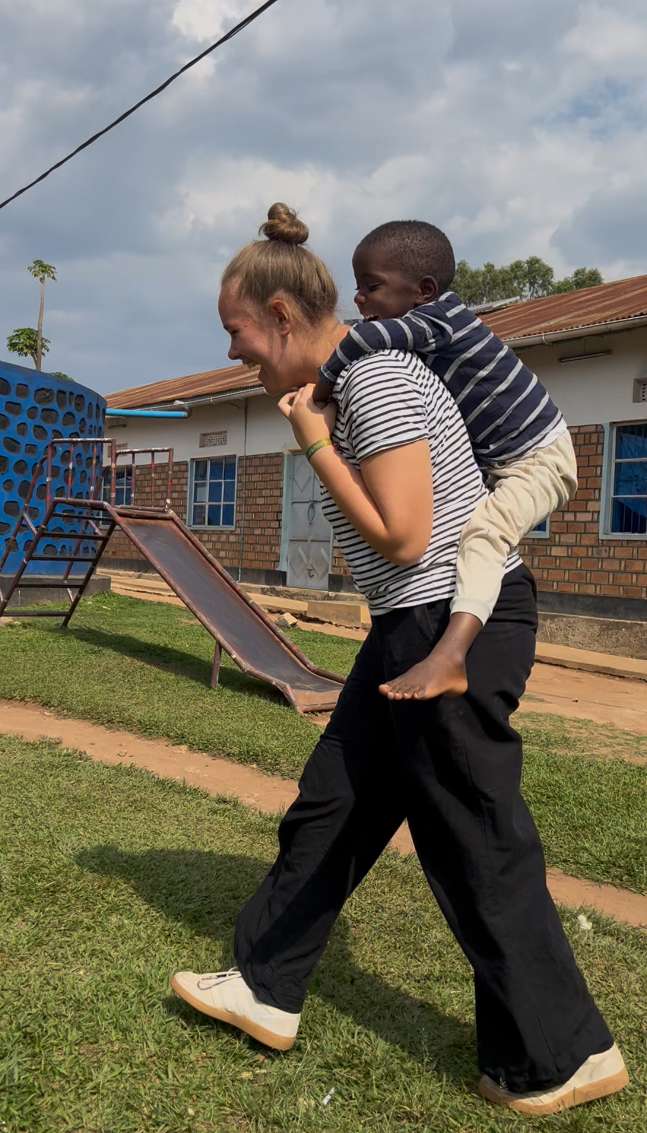 Johanna, die sich als Freiwillige in Tansania engagiert