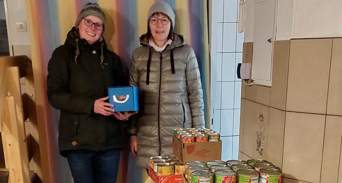 Katharina Brütting (Weihnachtsaktionsteam) und Christine Wagner (Vorsitzende der Tafel e.V. Pegnitz)