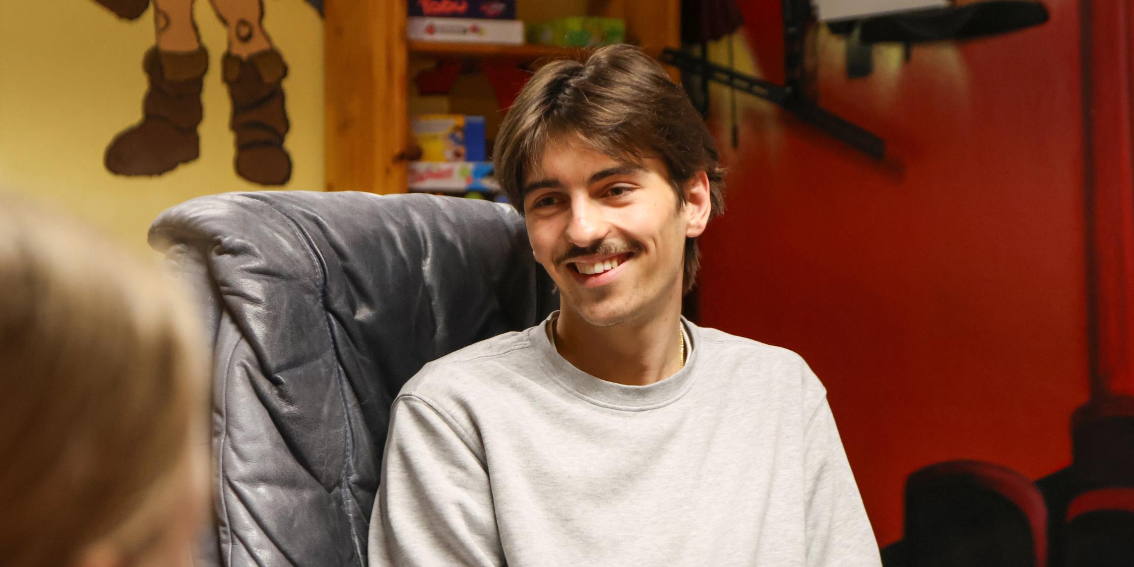 Jugendtreff Flip - Linus Kleinstück erklärt Jugendlichen die Regeln für das Playstation-Turnier