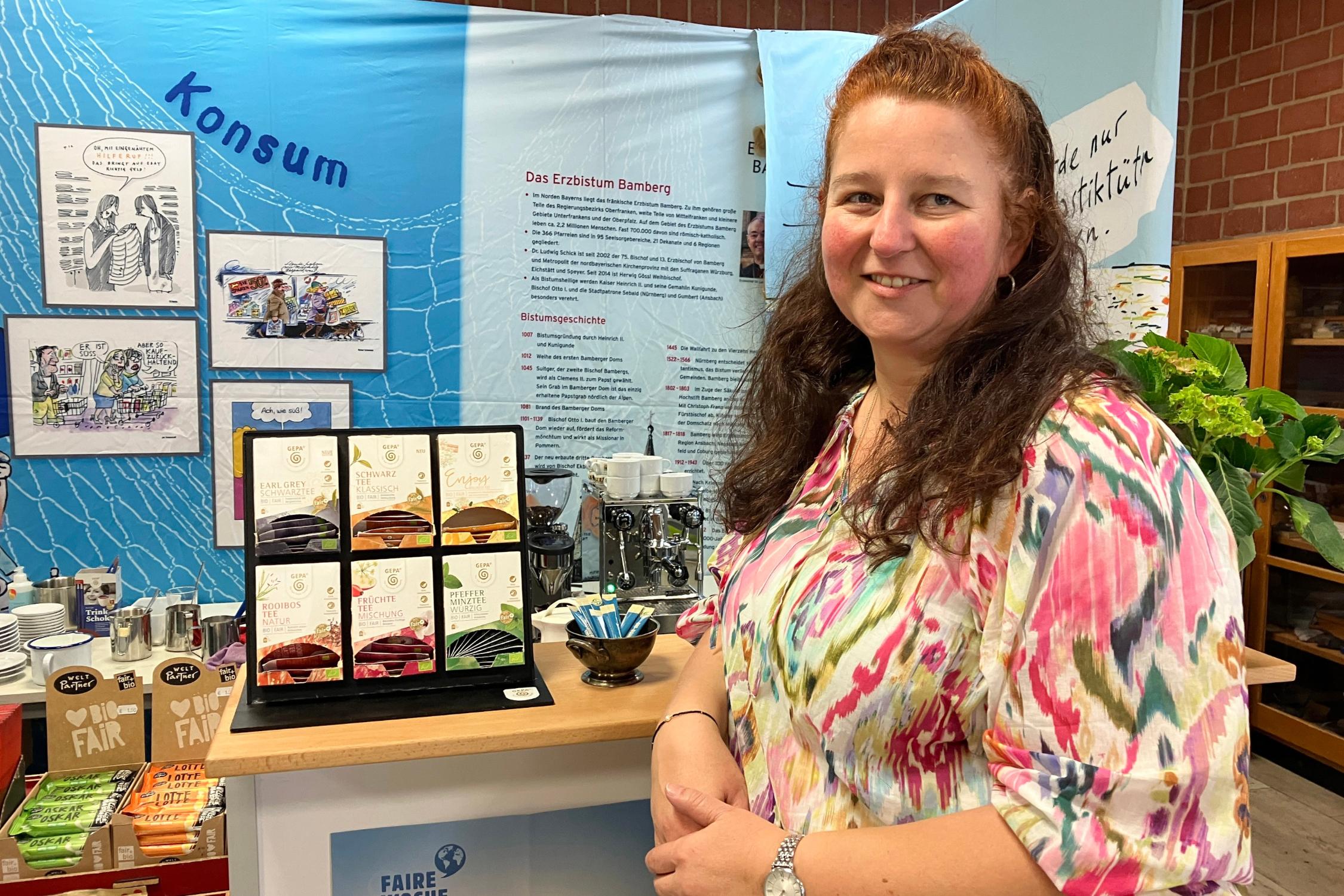 Lehrerin Constanze Hofmann vor dem Faircafé