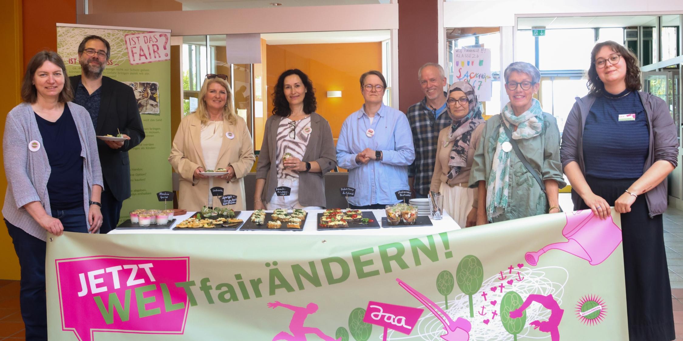 Projekt 'Jetzt WELTfairÄNDERN!' an der Grund- und Mittelschule Markt Erlbach, Mai 2025. Im Bild (v.l.:) Bildungsreferentin Tanja Saemann (Fachstelle für katholische Kinder- und Jugendarbeit im Dekanat Ansbach), Joachim Waidmann (Leiter des Referats