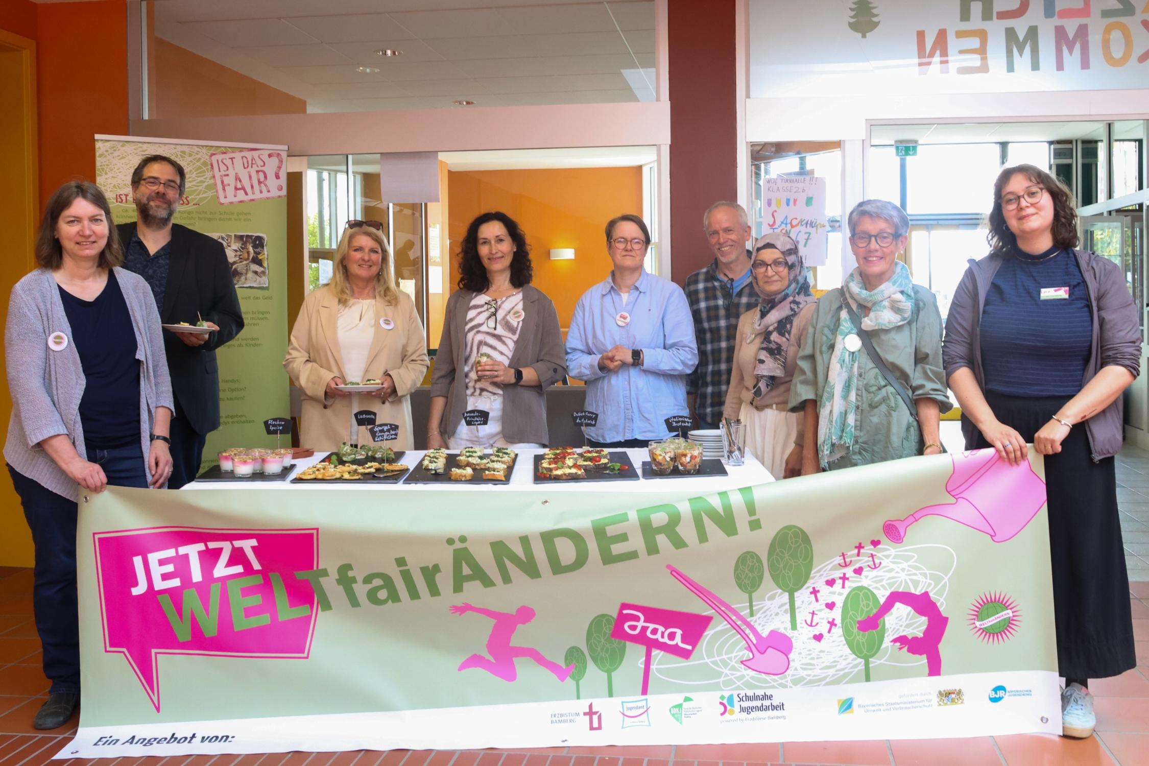Projekt 'Jetzt WELTfairÄNDERN!' an der Grund- und Mittelschule Markt Erlbach, Mai 2025. Im Bild (v.l.:) Bildungsreferentin Tanja Saemann (Fachstelle für katholische Kinder- und Jugendarbeit im Dekanat Ansbach), Joachim Waidmann (Leiter des Referats