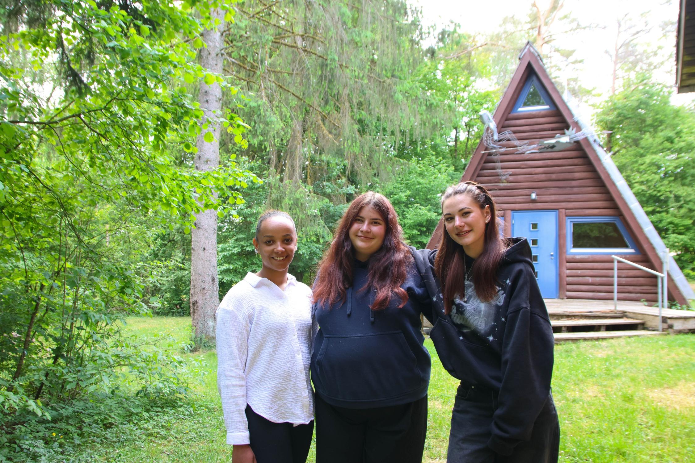 Teilnehmerinnen aus dem BFD-Jahrgang 2024/25  (v.l.): Sharon (17), Gina (20) und Kyra (17)