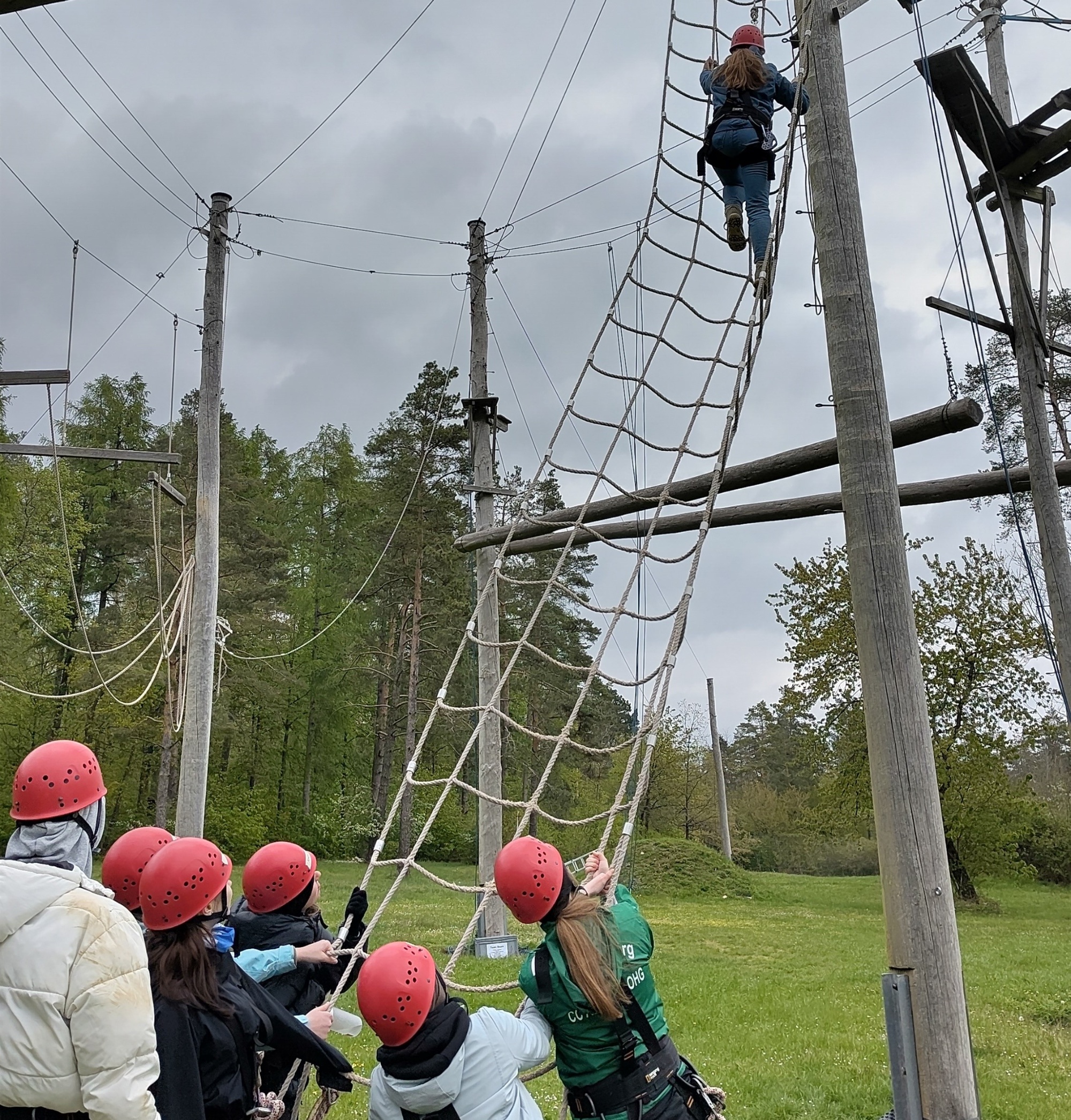 „Freiwilligendienst_Hochseilgarten“: In einem Freiwilligen Sozialen Jahr geht es darum, Neues zu entdecken und manchmal auch Ängste zu überwinden. Im Erlebnispädagogischen Seminar können die Freiwilligen beispielsweise gemeinsam in einem pädagogischen Hochseilgarten Grenzen überwinden.