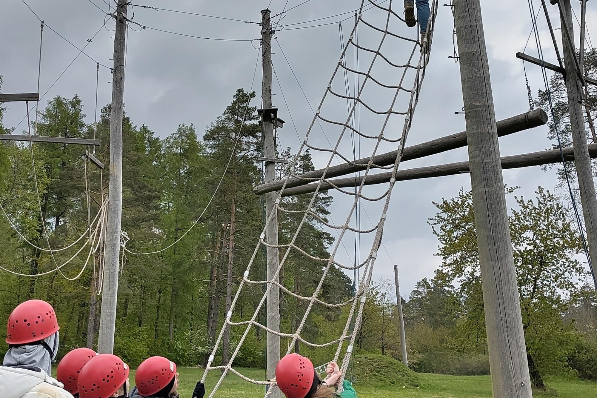 „Freiwilligendienst_Hochseilgarten“: In einem Freiwilligen Sozialen Jahr geht es darum, Neues zu entdecken und manchmal auch Ängste zu überwinden. Im Erlebnispädagogischen Seminar können die Freiwilligen beispielsweise gemeinsam in einem pädagogischen Hochseilgarten Grenzen überwinden.