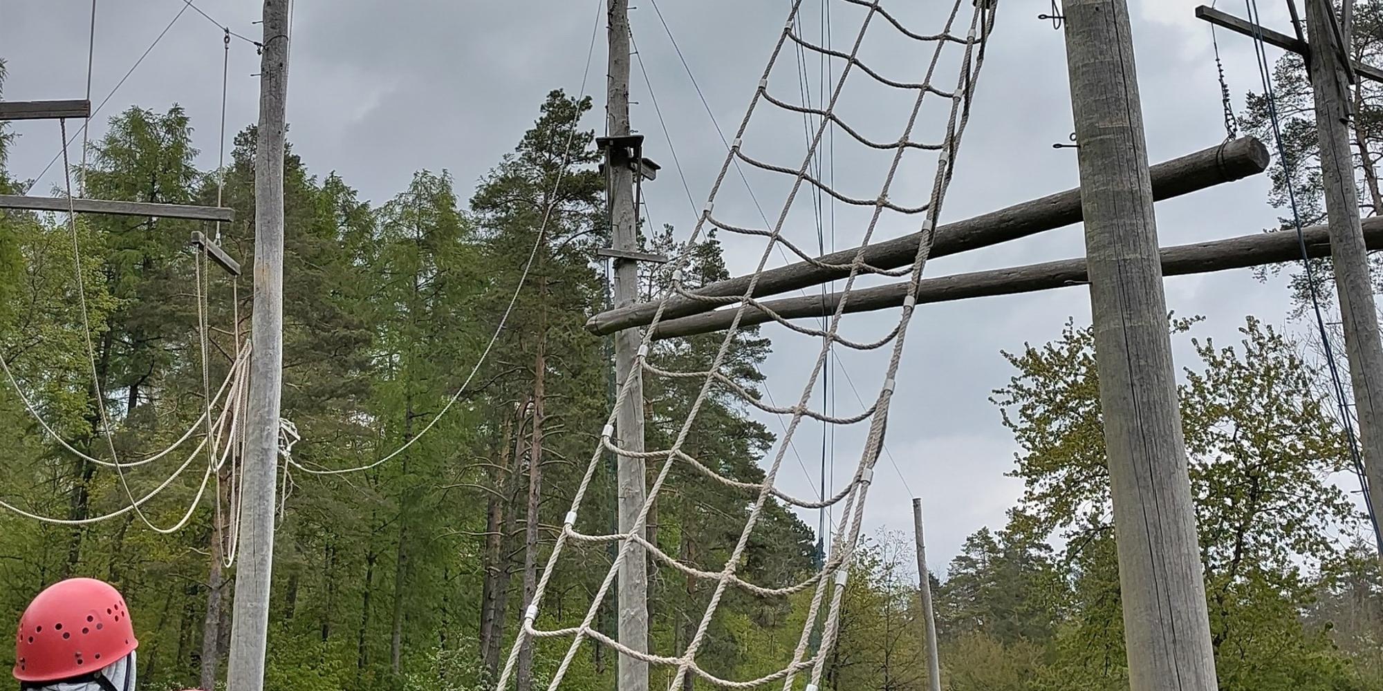 „Freiwilligendienst_Hochseilgarten“: In einem Freiwilligen Sozialen Jahr geht es darum, Neues zu entdecken und manchmal auch Ängste zu überwinden. Im Erlebnispädagogischen Seminar können die Freiwilligen beispielsweise gemeinsam in einem pädagogischen Hochseilgarten Grenzen überwinden.