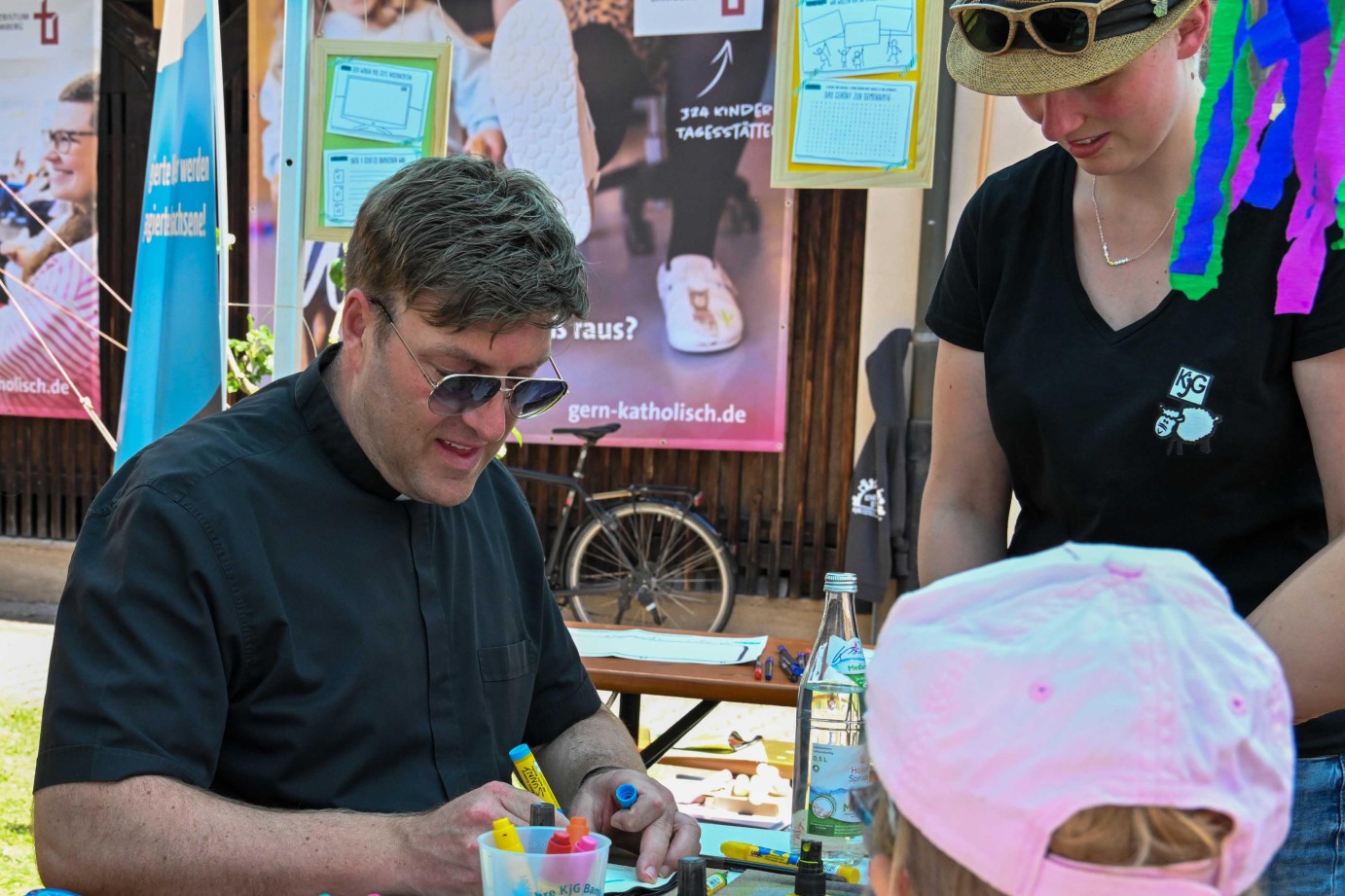 Diözesanjugendpfarrer Gerd Richard Neumeier auf dem „Hof der Jugend“ beim Heinrichsfest 2024.